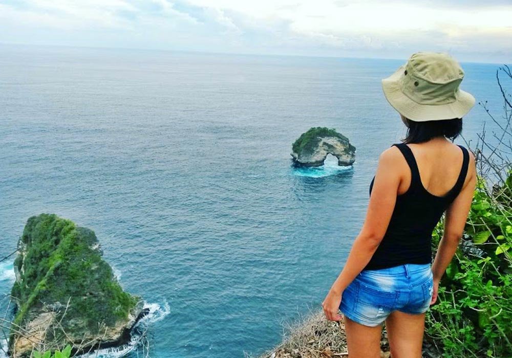 Banah Cliff dan Pantai Banah Wilayah yang Unik dengan Tebing Berlubang